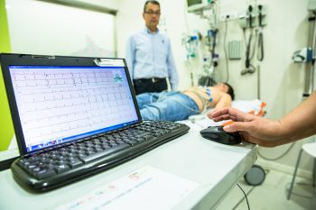infermera fent electrocardiograma